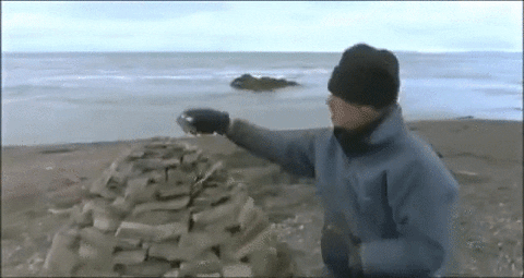 Hombre construyendo en playa
