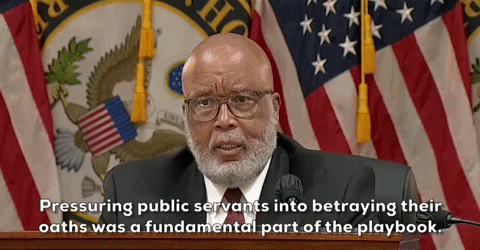 صورة لمجموعة من الأشخاص يشاهدون مباراة المنتخب الياباني لكرة القدم في حانة بريطانية.