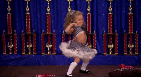 Gif s twerkující holčičkou na pozadí vítězných pohárů. 