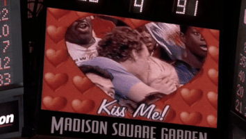 how to lose a guy in 10 days kiss cam GIF