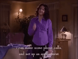 DESCRIÇÃO DA IMAGEM: personagem Lorelai de Gilmore Girls em cena da 2 temporada dizendo pontualmente "I can make some phone calls and set up an appointment."
inFlux English School: Como se diz "eu tenho um horário marcado" em inglês?