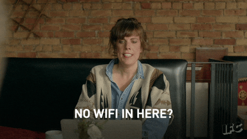 Mujer quejándose porque no tiene conexión a Internet