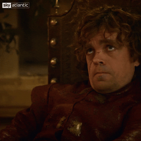 Sváteční gif v němž postava ze seriálu Hry o trůny zvedá sklenici k přípitku.