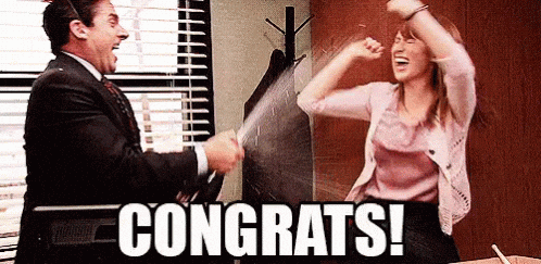 Gif s mužem stříkajícím šampaňské na jásající ženu v kanceláři a blikajícím nápisem "Congrats!". 