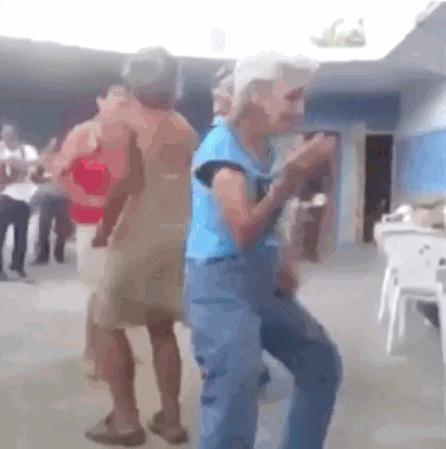 oude vrouw dansen GIF