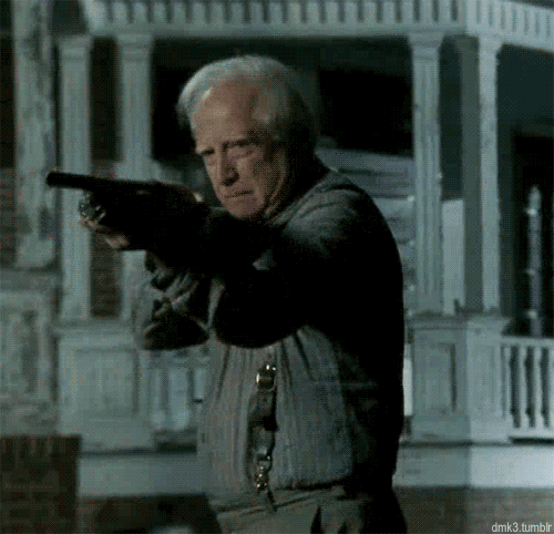 Oude man met shotgun