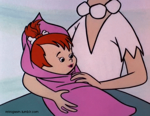 Kreslené pohyblivé přání k narození vnučky s ženou držící v náručí malé dítě zabalené do růžové deky.