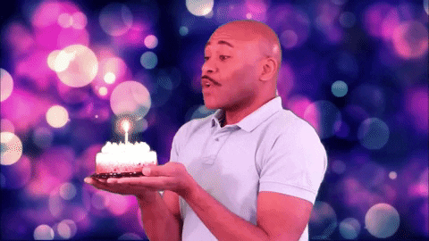 Pohyblivý obrázek s mužem, držícím narozeninový dort se svíčkou, kterou sfoukává. 