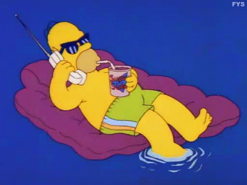 Gif s Homerem Simpsonem, ležícím na nafukovací podušce v bazénu, popíjejícím koktejl.
