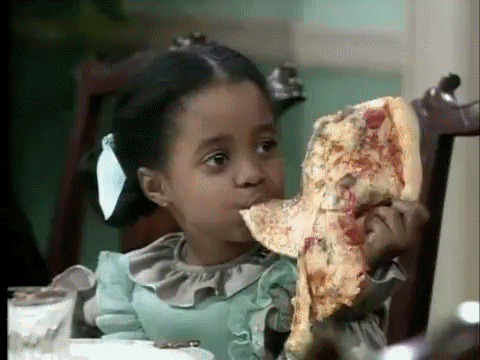 بتاكل البيتزا بالشوكة والسكينه ولا بأيدك