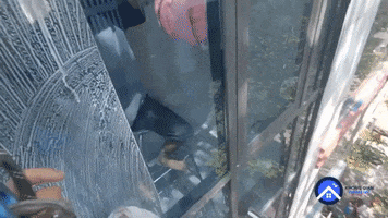 Ve-Sinh-Kinh-Toa-Nha GIF