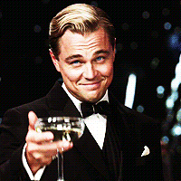 Gif s Leonardem DiCapriem zvedajícím číši se šampaňským ve filmu Velký Gatsby. 