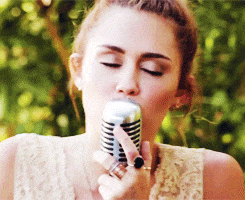 Miley-Cyrus-Jolene GIFs - Find & Share on GIPHY