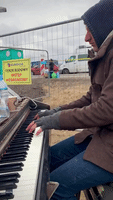 Pianist Performs for Ukrainian Refugees