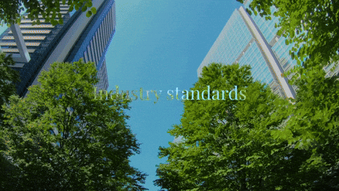 ختم مكتوب عليه APPROVED (موافقة) على وثيقة، يرمز إلى الموافقة الرقابية الرسمية.