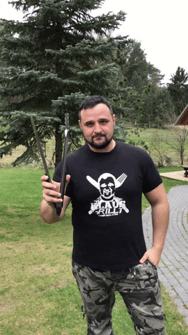 Klaus grillt GIF