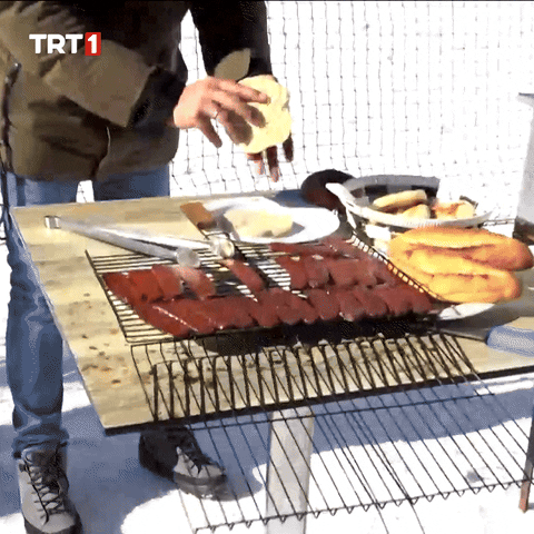 Hungry Chicken GIF by TRT