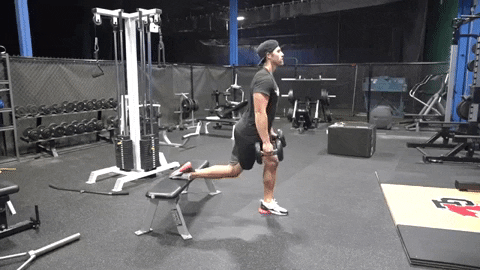 Man doet bulgarian split squats