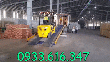 Cầu Lên Hàng Container Tại Công Ty Olam GIF