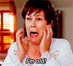 Film gif. Jamie Lee Curtis als Tess in Freaky Friday kijkt in een spiegel, grijpt naar haar gezicht en schreeuwt: "Ik ben oud!"