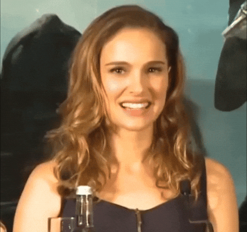 Natalie Portman olhando a platéia sem saber o que fazer.