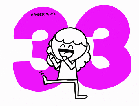 Blikající číslo 33 v narozeninovém gifu s tancující kreslenou dívčí postavou. 