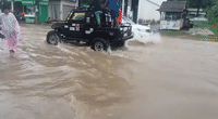 Drivers Brave Koh Samui Island Flooding