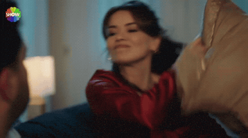 Seray Kaya GIF