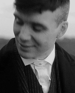 Thomas Shelby GIFs - Get the best GIF on GIPHY