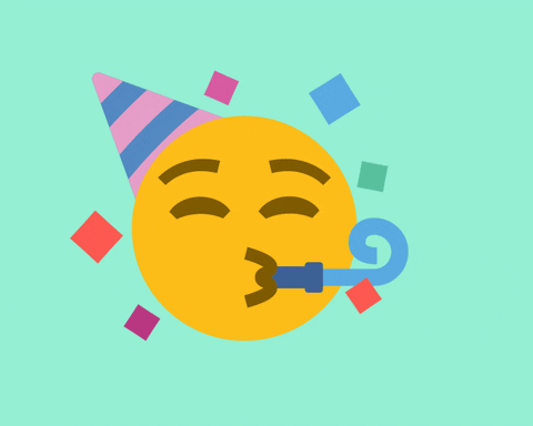 Kreslený pohyblivý gif se smajlíkem s narozeninovou čepičkou foukajícím na narozeninovou frkačku.