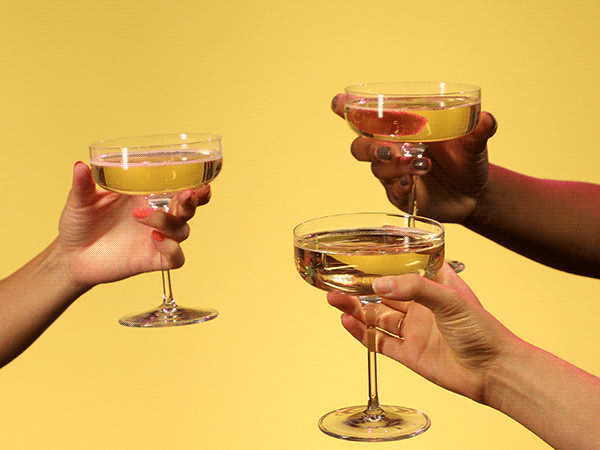 Gif se třemi rucemi, které drží sklenice se šampaňským a připíjejí si.