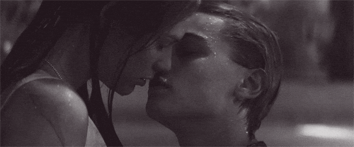 leonardo dicaprio kiss GIF