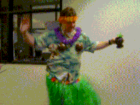 Man met een hulahemd en bloemenkransjes danst de hula.