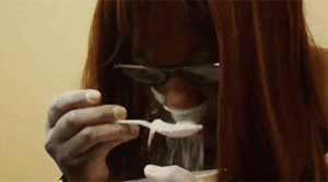 Afbeeldingsresultaat voor woman sniffing coke spoon gif