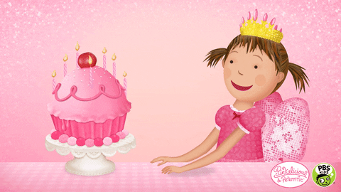 Růžový pohyblivý obrázek s holčičkou s křidélky a korunkou, sfoukávajíc svíčky na narozeninovém dortu.