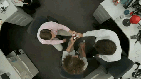 Gif s lidmi v kanceláři, kteří i připíjejí pivy.