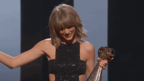 Taylor Swift celebrando con trofeo en mano