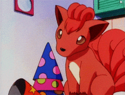 Kreslený pohyblivý obrázek s oranžovým pokémonem nasazujícím si narozeninovou čepičku. 