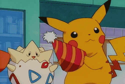 Animovaný gif se dvěma Pokémony nasazujícími si narozeninové čepičky. 