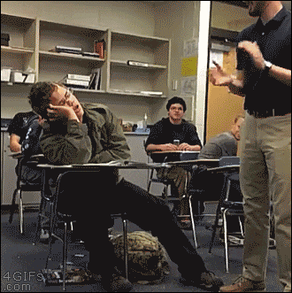 Gif s chlapcem ve třídě, jež se probouzí s tleskáním, když vedle něj tleská stojící učitel.