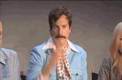 Sváteční gif s mužem vyhazujícím konfety do vzduchu.