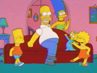 Kreslený pohyblivý obrázek s tancující rodinou Simpsonových v obýváku.