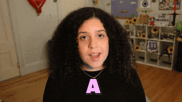 Video gif. Shalymar Rivera Gonzalez smiles and says, "A mi me encanta el TV show de Stranger Things." When she mentions Stranger Things, her video flips upside down. 