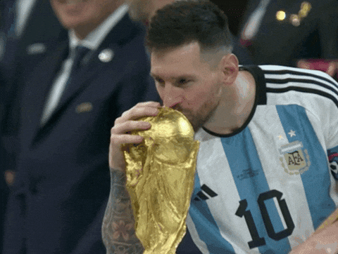 مدرب بيسبول يتحدث إلى لاعب شاب في الملعب، يظهر المدرب وهو يركع لتقديم التوجيه للاعب، مما يعكس الثقة والدعم في تطوير مهارات اللاعب.