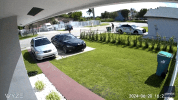 Surrounded! Miami Police Chase Suspect Into Off-Duty Officer's Front Yard