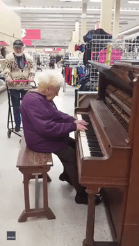84-Year-Old Tickles the Ivories for Ontario Shoppers