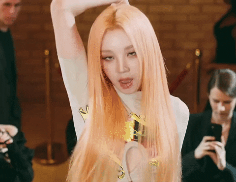 Yuqi GIF by (G)I-DLE