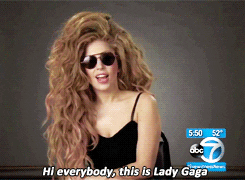 DESCRIÇÃO DA IMAGEM: Lady Gaga usando óculos escuros e uma blusa preta falando para a câmera.

Aprenda inglês com a Lady Gaga