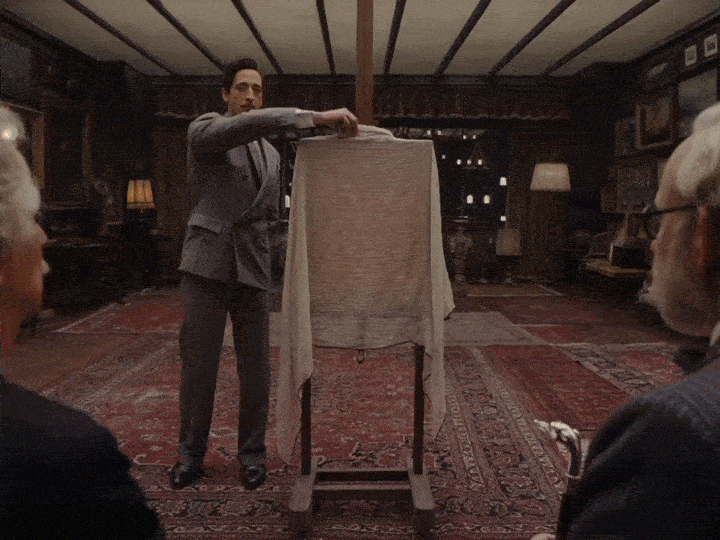News Sebrae - Edição 51 - GIF de homem tirando uma toalha de uma tela e mostrando a imagem da Monalisa com um óculos divertido.