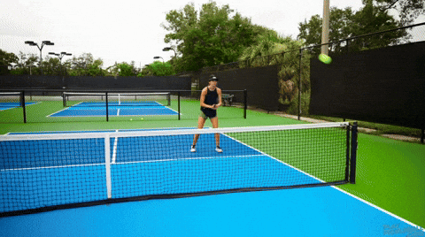 thuc-hien-cu-coutner-pickleball-khi-bong-nay-cao